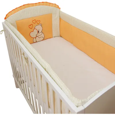 Produktbild von Babybett Nestchen & Bettumrandung WALLES für Bettchen in Größe 60x120 aus 100% Baumwolle bestickt mit einem Teddybär mit Herz Orange