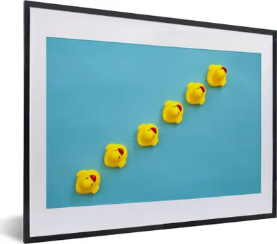 Produktbild von MuchoWow® MuchoWow® Gerahmtes Poster Gummi-Enten - Blau - Gelb 40x30 cm - Poster mit zchwarzem Bilderrahmen - Bilderrahmen - Poster im Rahmen