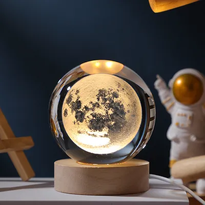 Produktbild von 3D Kristallkugel mit Moon Muster, Glaskugel geformte Kinder Nachtlicht, hölzerne Basis Nachtlampe, Fantasie Thema und Galaxie mit Planeten