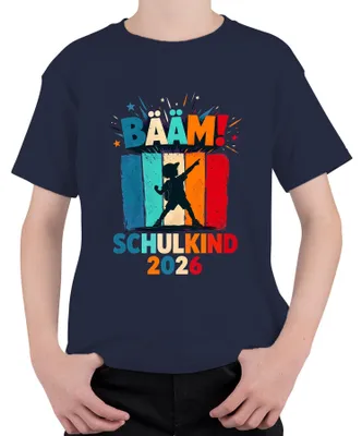 Obrázok produktu pre Tričko s motívom "Bääm Schulkind 2026" pre chlapca idúceho do prvej triedy základnej školy, s motívom školského vaku, modrej farby, veľkosť 140