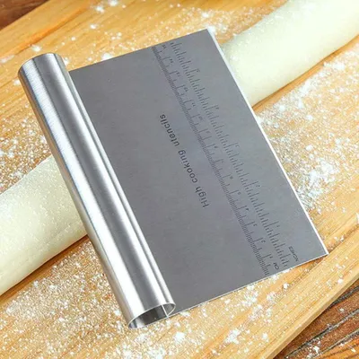Produktbild von 2 Stück Edelstahl Teigschneider, Kuchen-Teigschaber, Teigkarte, Teigschaber, Brotteigschneider, Gebäckschaber, multifunktionaler Teigschaber mit Messanleitungen, für Pizza, Teig, Brot, Kuchen