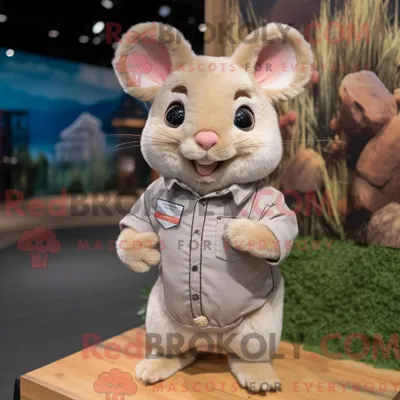 Produktbild von Maskottchencharakter REDBROKOLY eines beigen Chinchillas mit einem Hemd mit Knopfleiste und Haarnadeln