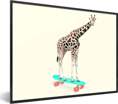 Produktbild von MuchoWow® Gerahmtes Poster Giraffe - Muster - Skateboard - Rosa - Tiere 80x60 cm - Poster mit Schwarzem Bilderrahmen Wandposter Rahmen Foto Bilder - Schwarzem - Mit Gestell