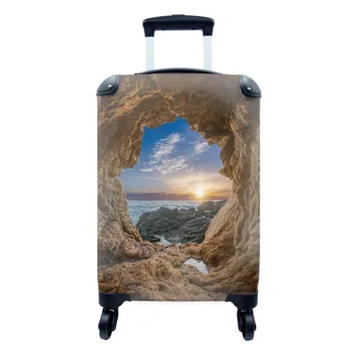 Produktbild von MuchoWow® Koffer Handgepäck Trolley Rollkoffer Kleine Reisekoffer mit 4 Rollen - Höhle bei Sonnenuntergang - Cabin Size < 55x40x23 cm & 55x40x20 cm - Fotokoffer - Kabinenkoffer - Boardgepäck - Reise-Box - Reisekoffer - Reisegepäck - Koffer mit Bild - Trolley für Kinder