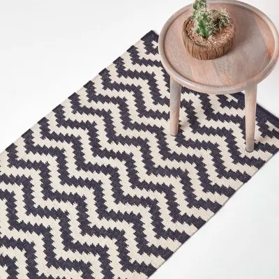 Obrázek produktu pro HOMESCAPES Ručně tkaný kilimový koberec Casablanca s klikatým vzorem ze 100% bavlny, tmavě modrá a bílá barva, 66 x 200 cm