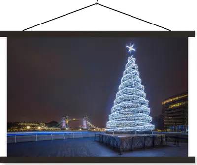 Produktbild von MuchoWow® Textilposter Ein beleuchteter Weihnachtsbaum an der Tower Bridge in England 150x100 cm mit schwarzem Rahmen - Schlafzimmer