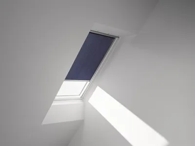 Produktbild von VELUX Sichtschutzrollo dunkelblau uni manuell Rahmen aluminium RFL 102 9050S