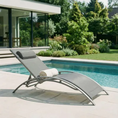 Produktbild von Gartenliege RELAX mit verstellbarer Rückenlehne und Kissen, Grau – wetterfeste Sonnenliege, klappbar für Balkon oder Terrasse, Aluminiumgestell und Textilene, pflegeleicht und komfortabel