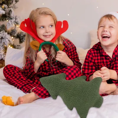 Produktbild von Weiches Plüsch-Wurfkissen in Weihnachtsbaumform mit Füllung