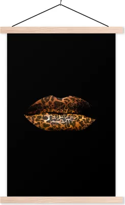 Produktbild von MuchoWow® Textilposter Lippen - Tigerdruck - Schwarz 40x60 cm mit holzfarbenen Rahmen - Poster