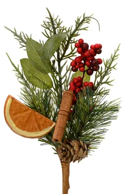 Ein kleiner künstlicher Tannenzweig mit roten Beeren, einer getrockneten Orangenscheibe und Zimtstange vor weißem Hintergrund.