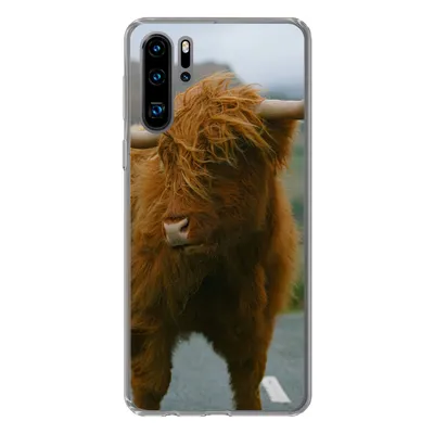 Produktbild von MuchoWow® Handyhülle Schutzhülle Hülle für Huawei P30 Pro Schottischer Highlander - Berg - Straße Silikon Softcase Handy Hülle - Schutzdeckel