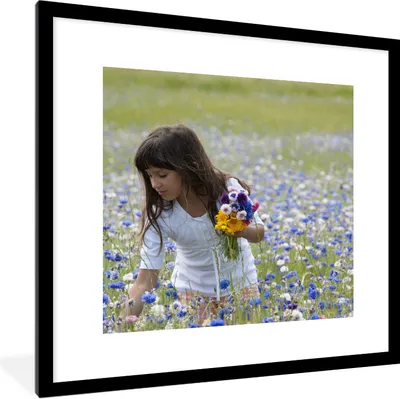 Produktbild von MuchoWow® Gerahmtes Poster Mädchen - Blumen - Wiese 40x40 cm - Poster mit Schwarzem Bilderrahmen Wandposter Rahmen Foto Bilder - Poster - Plakat im Rahmen