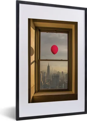 Produktbild von MuchoWow® MuchoWow® Gerahmtes Poster Roter Ballon fliegt an Fenster in New York vorbei 40x60 cm - Poster mit zchwarzem Bilderrahmen - Poster in Rahmen