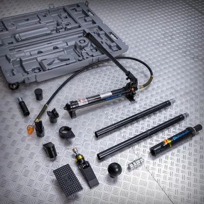 Produktbild von Datona - Hydraulisches Ausbeulset 10 Tonnen - Komplettes Dellen Reparaturset Auto mit Pumpe, Schlauch & Aufsätzen im Koffer - Ausbeulwerkzeug Karosserie mobil mit Rädern