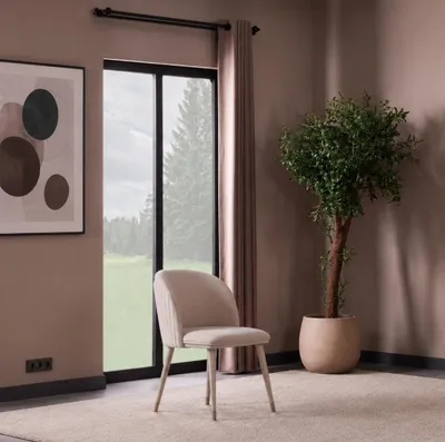 Immagine prodotto di Sedia moderna, rivestita in tessuto beige, con schienale confortevole e design elegante
