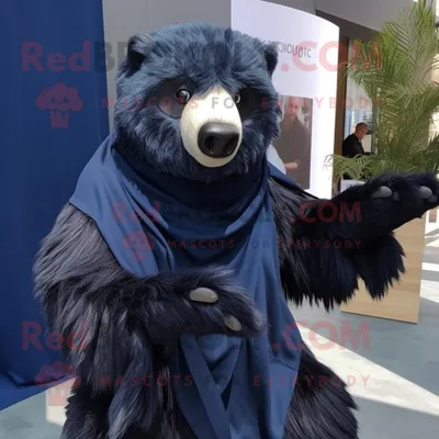 Produktbild von Marineblauer REDBROKOLY Faultier-Bär Maskottchen Kostüm charakter bekleidet mit einem Body und Schal-Clips