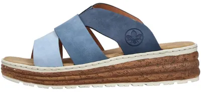 Auf dem Bild ist ein blauer flacher Schuh zu sehen der aus einem glatten Material gefertigt ist. Der Schuh wird von der Seitenansicht präsentiert die den klaren Schnitt und die Form des Modells zeigt.