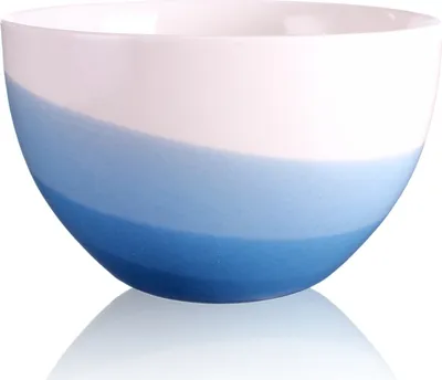 Produktbild von Matchaschale "Blue Wave" – handgefertigte japanische Teeschale aus Keramik, 320 ml, glänzend mit wellenförmigem Farbverlauf von Blau zu Weiß, edles Design