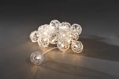 Produktbild von Konstsmide - LED Dekolichterkette,  Aluminium-Drahtkugeln, klein, 16 warm weiße Dioden, batteriebetrieben, Innen, transparentes Kabel, 3 x AA 1.5V (exkl.); 3176-103