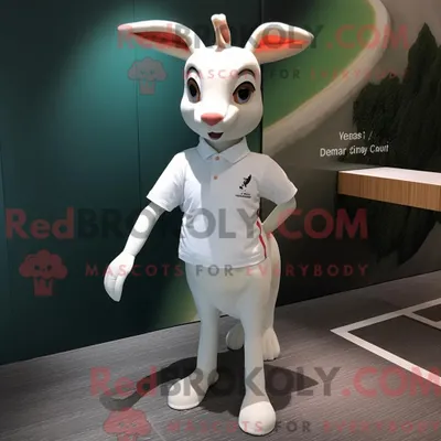 Produktbild von Maskottchen REDBROKOLY eines weißen Rehs mit Poloshirt und Ringen