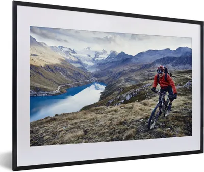 Produktbild von MuchoWow® Gerahmtes Poster Mountainbiker in der Schweiz 60x40 cm - Poster mit Schwarzem Bilderrahmen Wandposter Rahmen Foto Bilder - Schlafzimmer - Plakat in Rahmen - Drucken