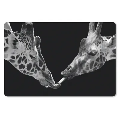 Produktbild von MuchoWow® Schreibtischunterlage Tiere - Schwarz - Giraffe - Weiß - Porträt 60x40 cm - XXL Mauspad - Großes Mauspad