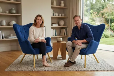 Produktbild von 2er-Set Ohrensessel LUNA Royal – Gesteppte Rückenlehne, Velours in Blau, Family Meble, KI-generiertes Bild