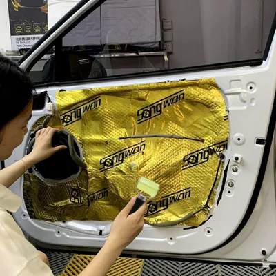 Immagine prodotto di 2 rulli in gomma da 30 e 50 mm, e 2 raschiatori per pellicole, da utilizzare come rulli di pressione per macchine per bordatura e per la saldatura di teloni in PVC