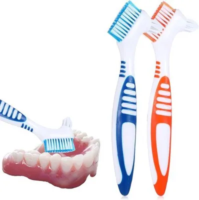 Obrázek produktu pro Dvě kartáčky na čištění zubních protéz – prémiová hygienická sada s vícevrstvými štětinami (modrá/oranžová)