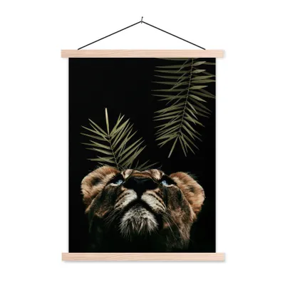 Produktbild von MuchoWow® Textilposter Tiger - Porträt - Pflanzen 60x80 cm mit holzfarbenen Rahmen - Wandbild