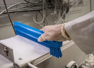 Produktbild von Unyqoos® Weicher Pulverbesen mit Polyesterborsten – hygienische Reinigung, 300 x 31 x 100 mm, schonend für empfindliche Oberflächen in Küche & Bäckerei