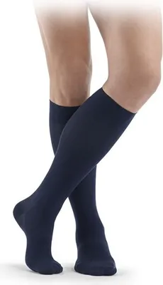 Produktbild von Sigvaris Highlight for men Kompressionsstrümpfe in verschiedenen Farben : HIGHLIGHT for men / Knee-highs S / long / geschlossen / marine Größe: S Farbe: marine Längenzusatz: long