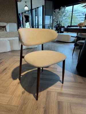 Produktbild von Luxe Design Eetkamerstoel mit Beige Bekleding und Walnussholzbeinen