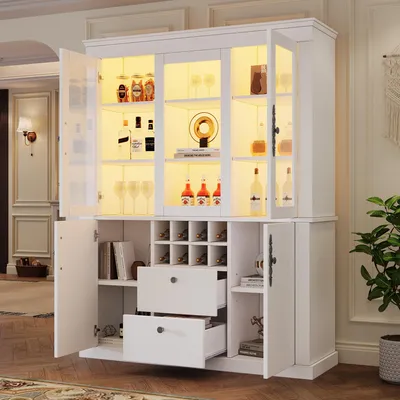 Immagine prodotto di Vetrina espositiva, dimensioni 130 x 37,5 x 170,5 cm, 2 cassetti, 4 ante, 8 ripiani per bottiglie di vino, ripiani interni regolabili, illuminazione LED controllabile tramite app, realizzata in pannello di particelle di legno e vetro, colore bianco