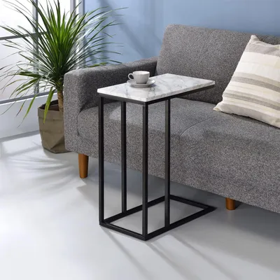 Produktbild von Beistelltisch DEBORA, praktischer Wohnzimmertisch in C-Form, schöner Couchtisch Tischplatte rechteckig in Marmoroptik, eleganter Sofatisch mit Metallgestell in schwarz