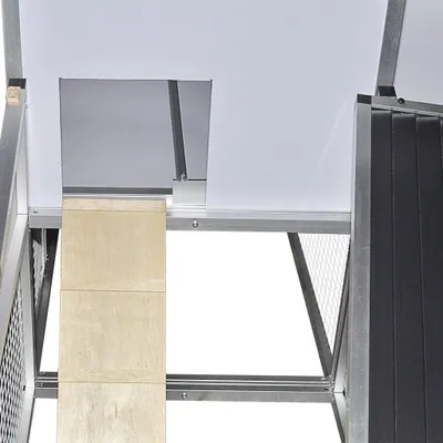 Zdjęcie produktu dla Kurnik zewnętrzny, duży, z zamkniętymi drzwiami i otwartą przestrzenią, wyposażony w budkę i gniazdo, wykonane z aluminium