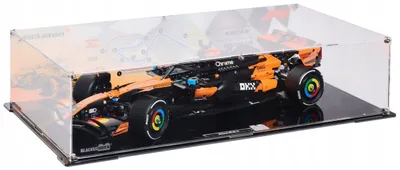 Zdjęcie produktu dla Czarna szklana witryna z nadrukowanym panelem tylnym, przeznaczona do zestawu LEGO® 42228 Technic – McLaren MCL39 F1®