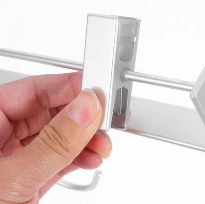 Produktbild von Robuster Hosenbügel aus Aluminiumlegierung mit Clips für platzsparende Aufbewahrung im Kleiderschrank