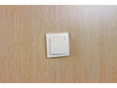 Immagine prodotto di Confezione da 3 prese con contatto di protezione McPower "Flair", 250 V~/16 A, incasso, coperchio ribaltabile, IP44, bianco opaco