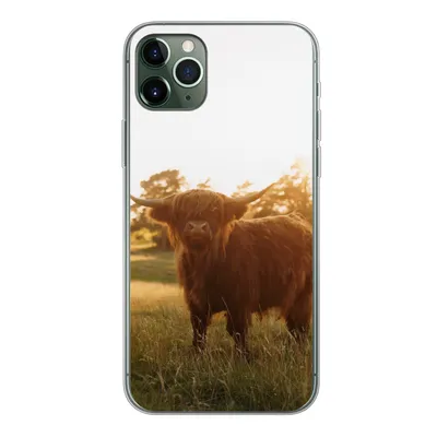 Produktbild von MuchoWow® Handyhülle Schutzhülle Hülle für iPhone 11 Pro Max Schottischer Hochländer - Gras - Sonne Silikon Softcase Handy Hülle - Schutz