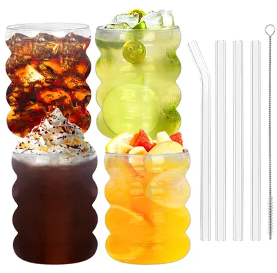 4 gerippte Trinkgläser mit Glasstrohhalmen, 350 ml, Wellen-Design