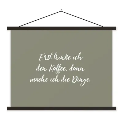 Produktbild von MuchoWow® Textilposter Erst trinke ich den Kaffee, dann mache ich die Dinge - Sprichwörter - Zitate - Kaffee 120x90 cm mit schwarzem Rahmen - Aufhänger für Poster