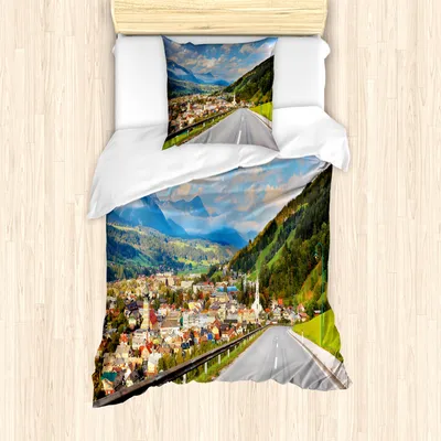 Produktbild von ABAKUHAUS Landschaft Mantele, Straße Alpen Kleinstadt, Milbensicher Allergiker geeignet mit Kissenbezügen, 135 cm x 200 cm - 80 x 80 cm, Mehrfarbig