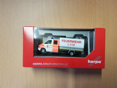 Produktbild von Herpa 094979 - 1/87 MB Sprinter Doppelkabine mit Plane "Feuerwehr Rhede"