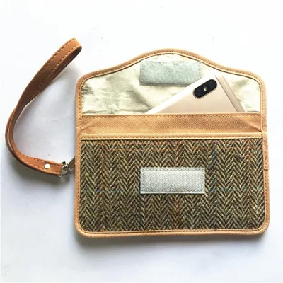 Image de INF Pochette anti-RFID en feutre de laine - Marron, Faraday pour téléphone et clé de voiture, pour téléphones jusqu'à 6-inch