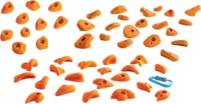 Set von orangefarbenen Klettergriffen für Kinder; inklusive verschiedenen Formen und einem blauen Karabiner.