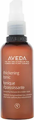 Productafbeelding van Aveda Verdikkende Tonic, product om het haar te versterken, 100 ml, voor dames, geschikt voor dun haar, geeft meer volume. Spuit de verdikkende tonic grondig aan, van de wortels tot de punten, in secties. Verdeel het product met een kam.