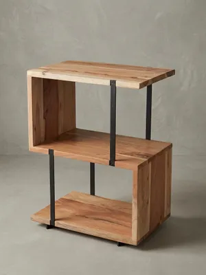 Freigestellter Beistelltisch in S-Form aus Akazienholz und schwarzem Metall, Frontansicht, die das einzigartige Design und die klaren Linien des Industriedesigns zeigt._#sku_SAFWL5.971#