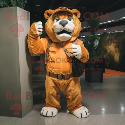 Obrázek produktu pro Postava REDBROKOLY maskota oranžového šavlozubého tygra oblečená v kalhotách a rukavicích Cargo